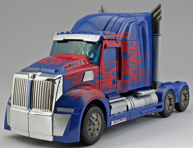 PE_OPTIMUS PRIME_01.jpg